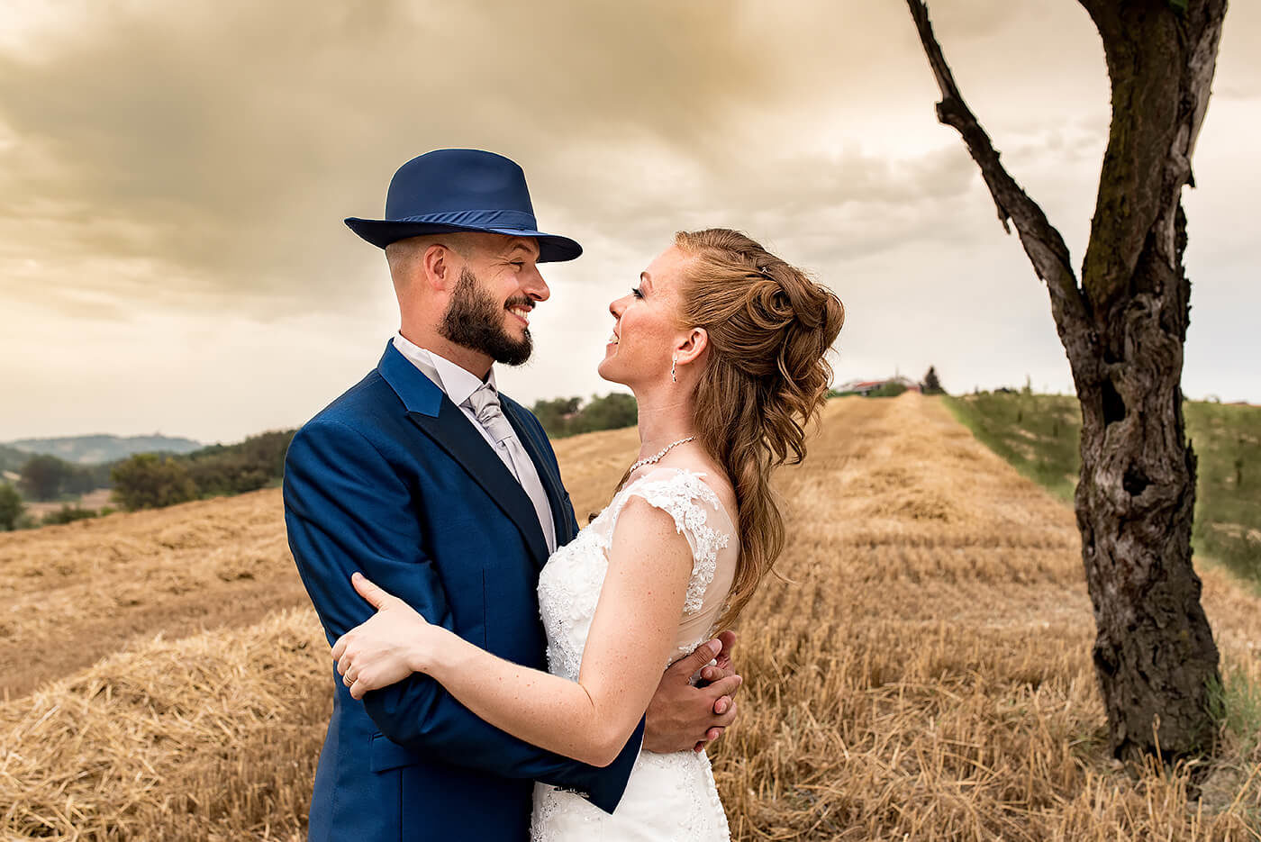 Fotografo di matrimonio Asti anniversario in Piemonte in un campo di grano al tramonto
