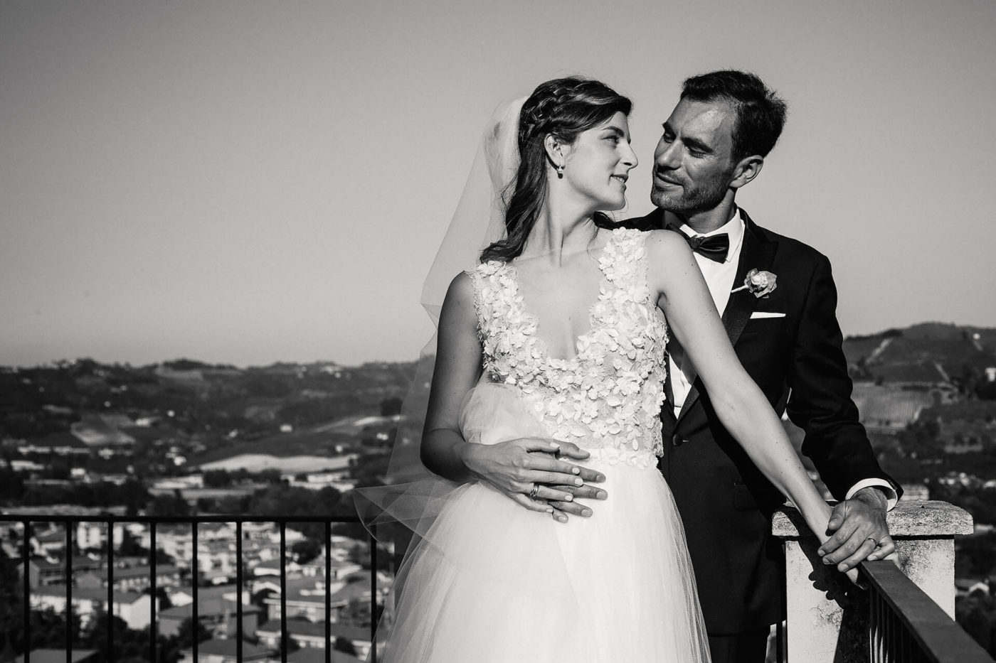 Coppia di sposi, servizio fotografico di matrimonio, sulla terrazza con vista panoramica di Canelli in Piemonte di Francesco Matturro